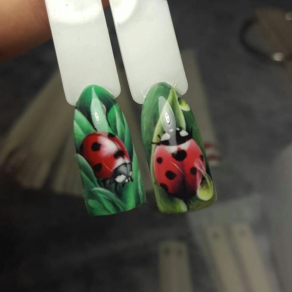 Дизайн ногтей с насекомыми