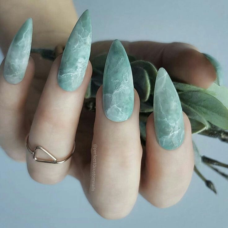 Дизайн ногтей с текстурой камня