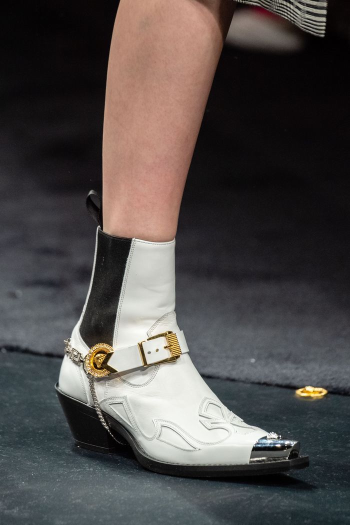 С чем носить женские ботинки казаки. Образ из новой коллекции Versace