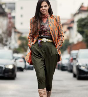 С чем носить брюки-бананы. 30 стильных образов