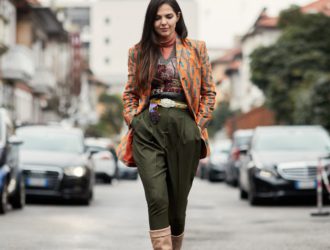 С чем носить брюки-бананы. 30 стильных образов