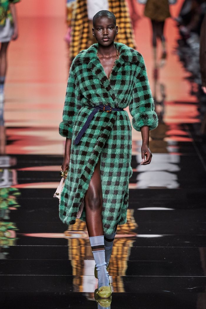 Модное пальто из коллекции весна 2020 Fendi