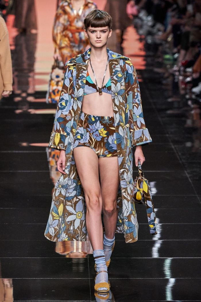Модное пальто из коллекции весна 2020 Fendi