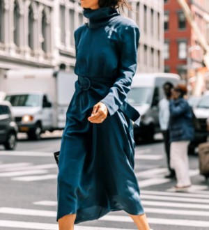 С чем носить синее платье: модные образы