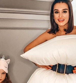 Подушка-челлендж — как звезды развлекаются дома?