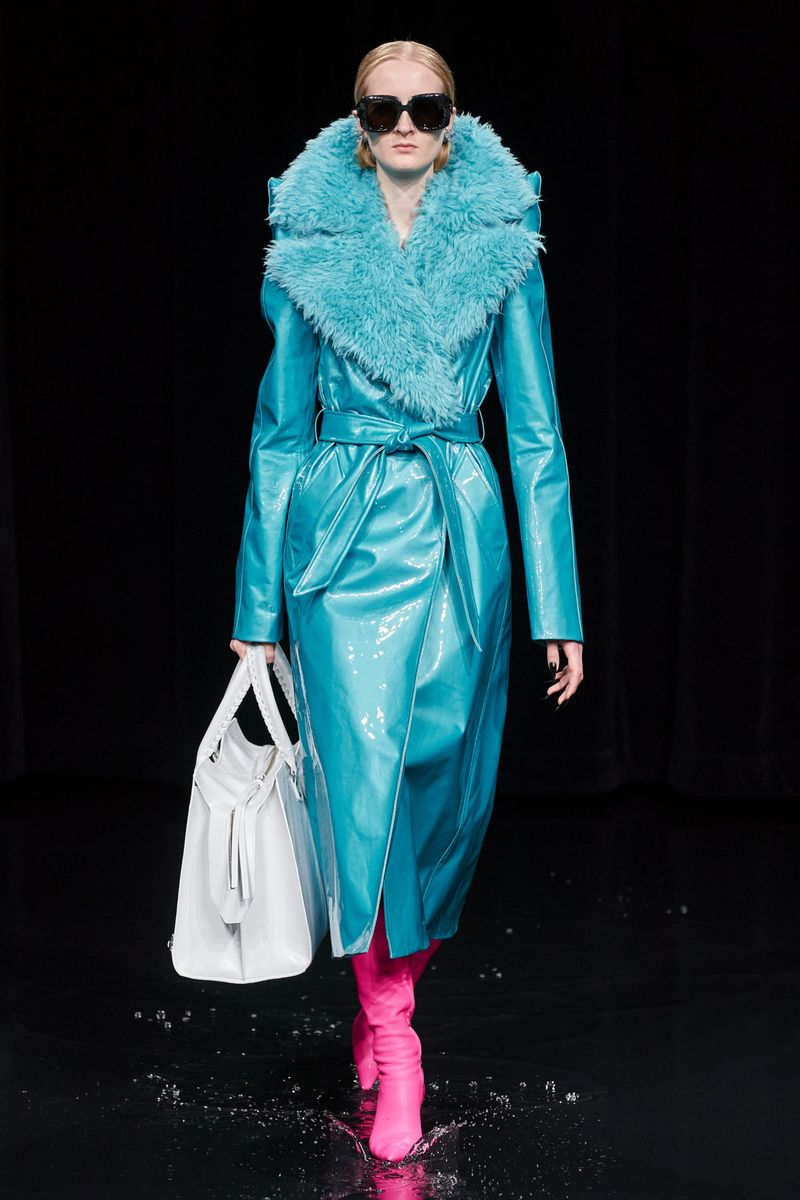 Модная лаковая дубленка зима 2021 из коллекции Balenciaga