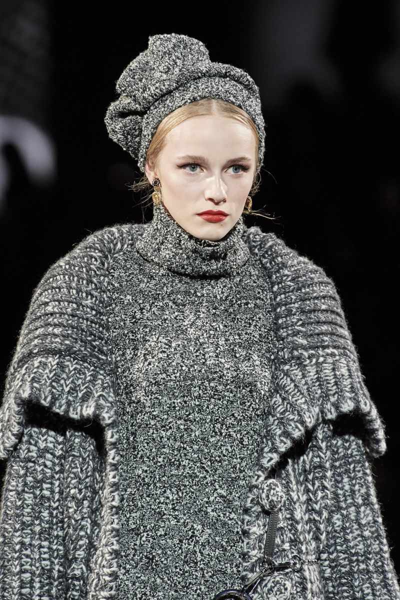 Модная вязаная шапка осень-зима 2020-2021 из коллекции Dolce & Gabbana