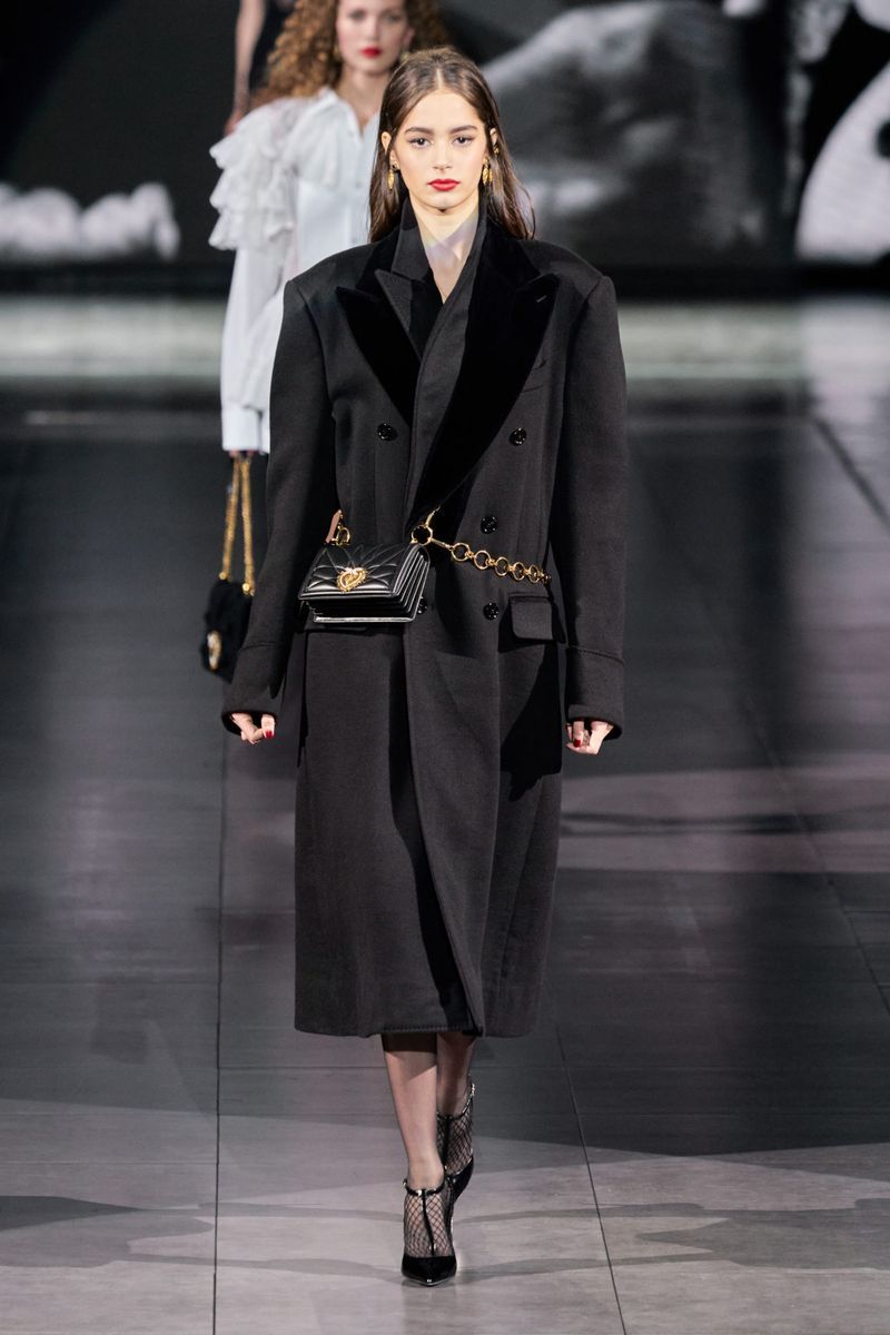 Самый модный фасон осень-зима 2020-2021 - пальто-пиджак с объемными плечами из коллекции Dolce & Gabbana