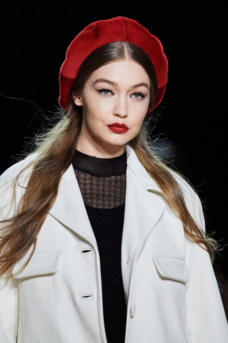 Модные женские головные уборы осень-зима 2020-2021 из коллекции Marc Jacobs