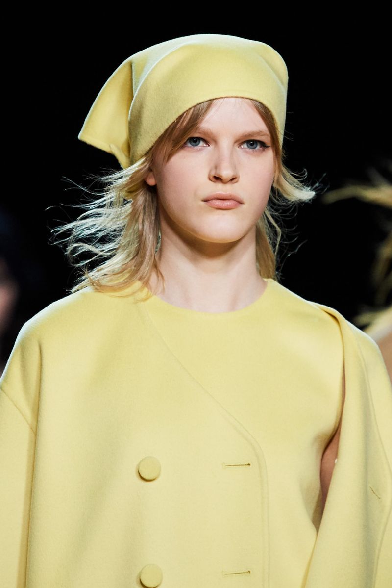 Модные женские головные уборы осень-зима 2020-2021 из коллекции Marc Jacobs
