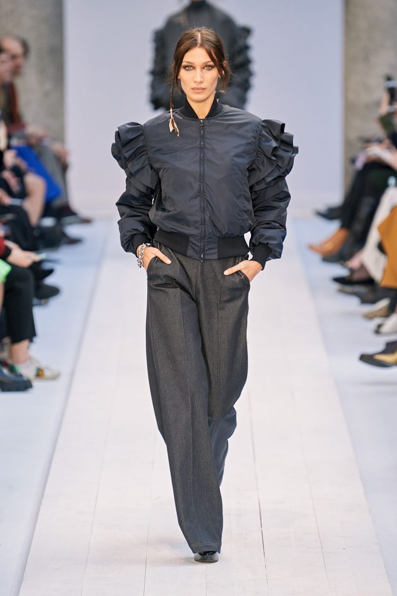 Модная куртка-бомбер осень-зима 2020-2021 из коллекции Max Mara
