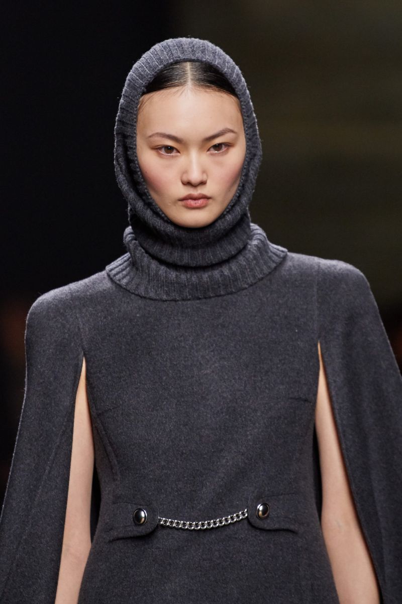 Модная вязаная шапка осень-зима 2020-2021 из коллекции Michael Kors