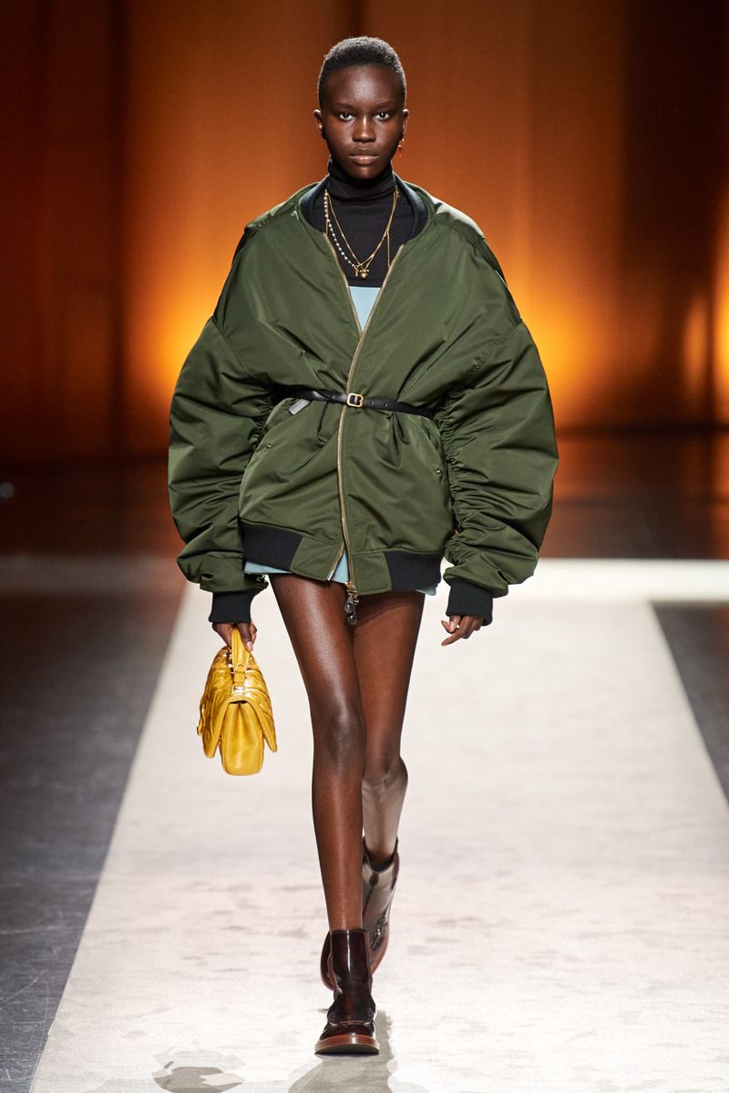 Модная куртка-бомбер осень-зима 2020-2021 из коллекции Tod's