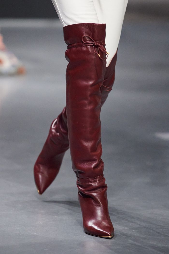 Модная женская обувь сезона осень-зима 2020-2021 - сапоги-ботфорты из коллекции Tory Burch