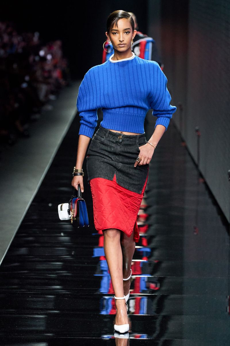 Модная стеганая юбка осень-зима 2020-2021 из коллекции Versace
