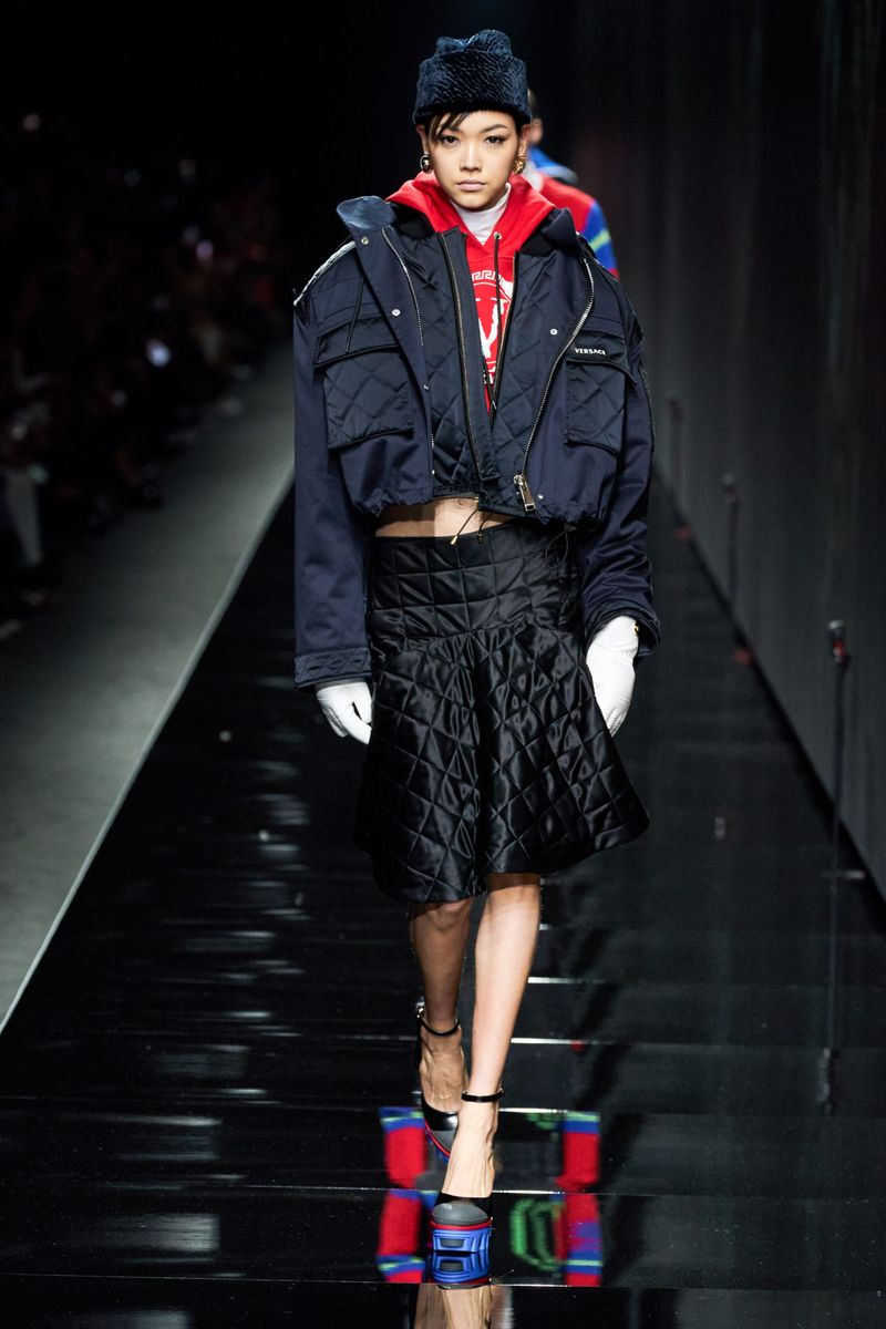 Модная стеганая юбка осень-зима 2020-2021 из коллекции Versace