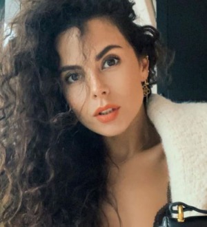 Настя Каменских записала новый клип, не выходя из дома