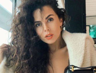 Настя Каменских записала новый клип, не выходя из дома