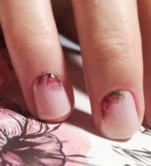 Акварельный маникюр с рисунком из цветов: пошаговый мастер-класс