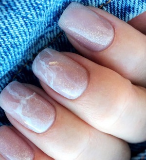 Нюдовый маникюр с блестками — пошаговый урок