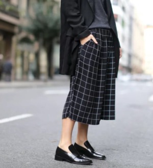 С чем носить модную юбку-брюки этим летом и осенью — стильные образы