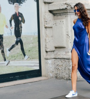 Как носить кроссовки с платьем – 3 универсальных способа