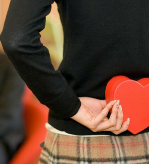 Стоит ли признаваться в любви мужчине первой: плюсы и минусы