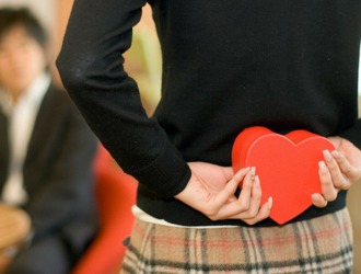 Стоит ли признаваться в любви мужчине первой: плюсы и минусы