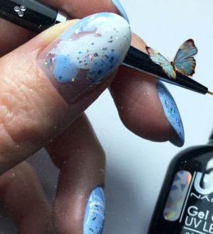 Мастер-класс: делаем вариант маникюра голубой с белым