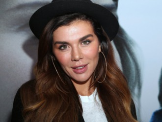 Выходу из карантина Анна Седокова посвятила новый клип