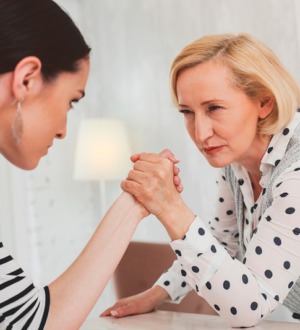 Почему свекровь ненавидит невестку: что делать?