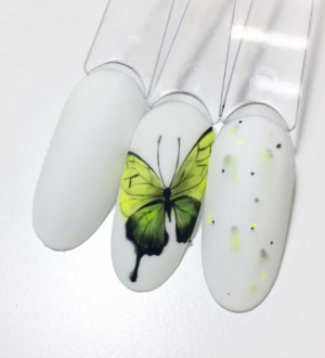 Вариант маникюра в тонах зеленый с белым