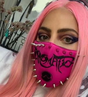 Звезды в США организовали новый полезный флешмоб #waeradamnmask