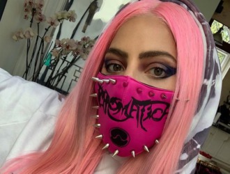 Звезды в США организовали новый полезный флешмоб #waeradamnmask