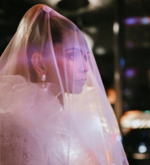 Все обсуждают свадебный образ Веры Брежневой