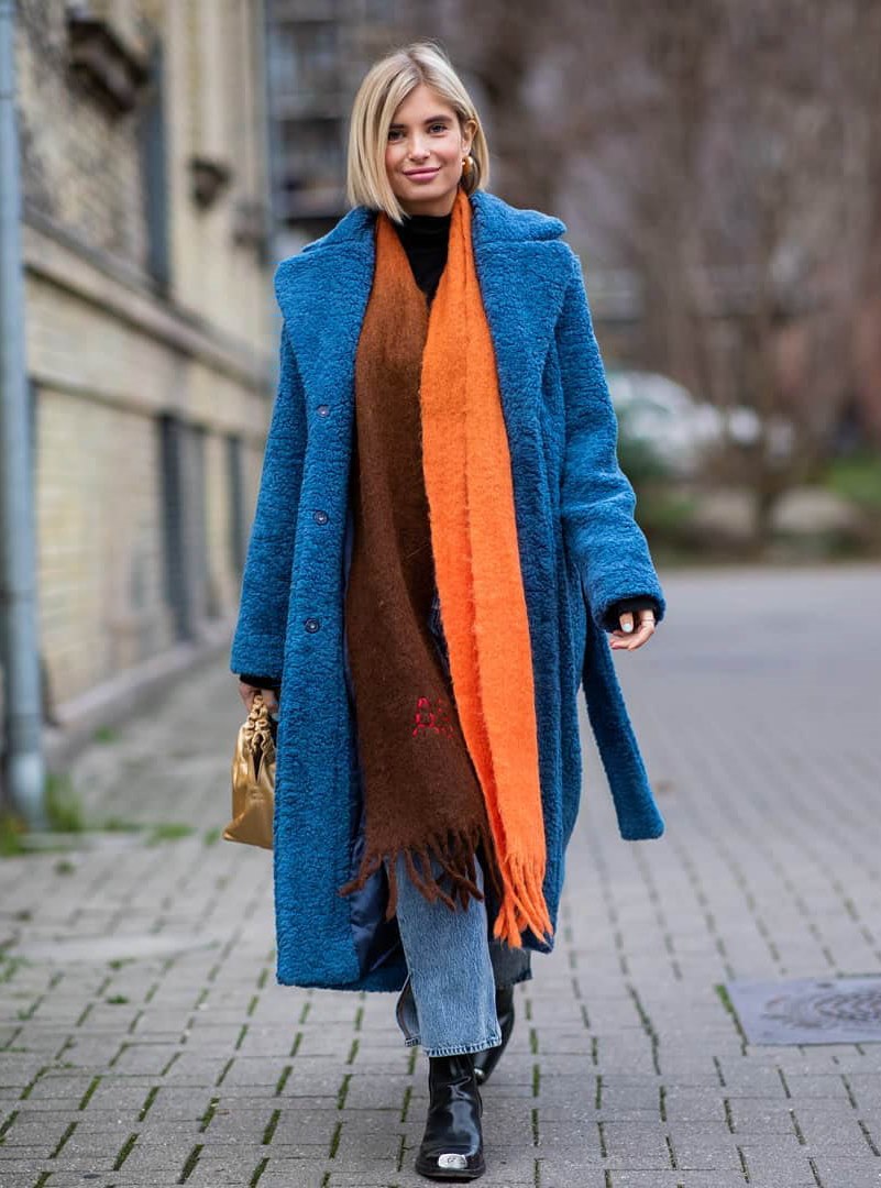 Какой шарф подходит к синему пальто