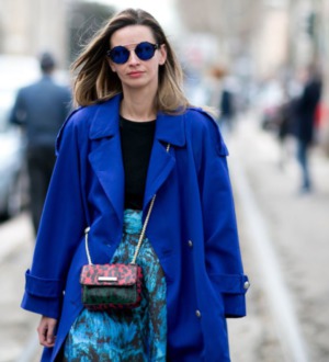 С чем носить синее пальто: цветовые сочетания и образы