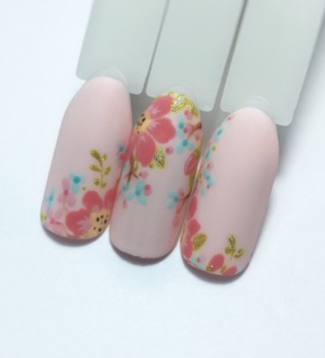 Розовый маникюр на лето с цветочным принтом: мастер-класс