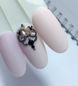 Красивый нюдовый маникюр со стразами: мастер-класс