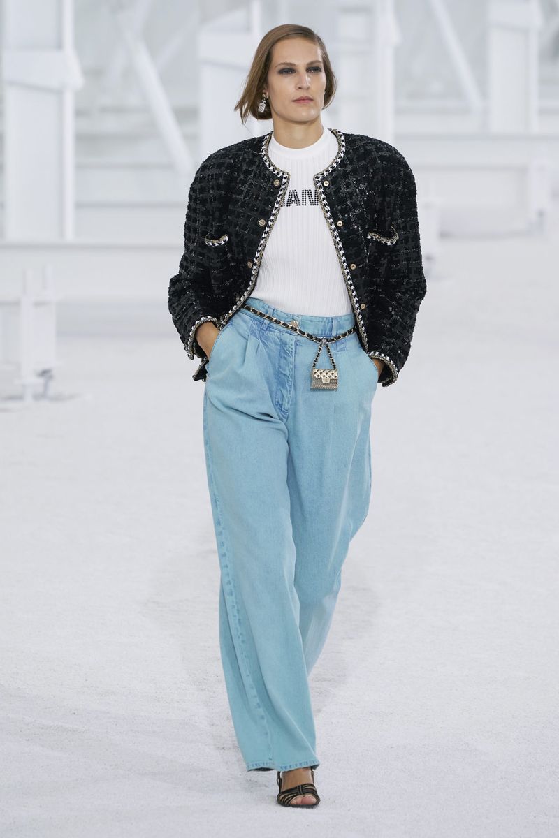 Модные широкие джинсы весна-лето 2021 из коллекции Chanel