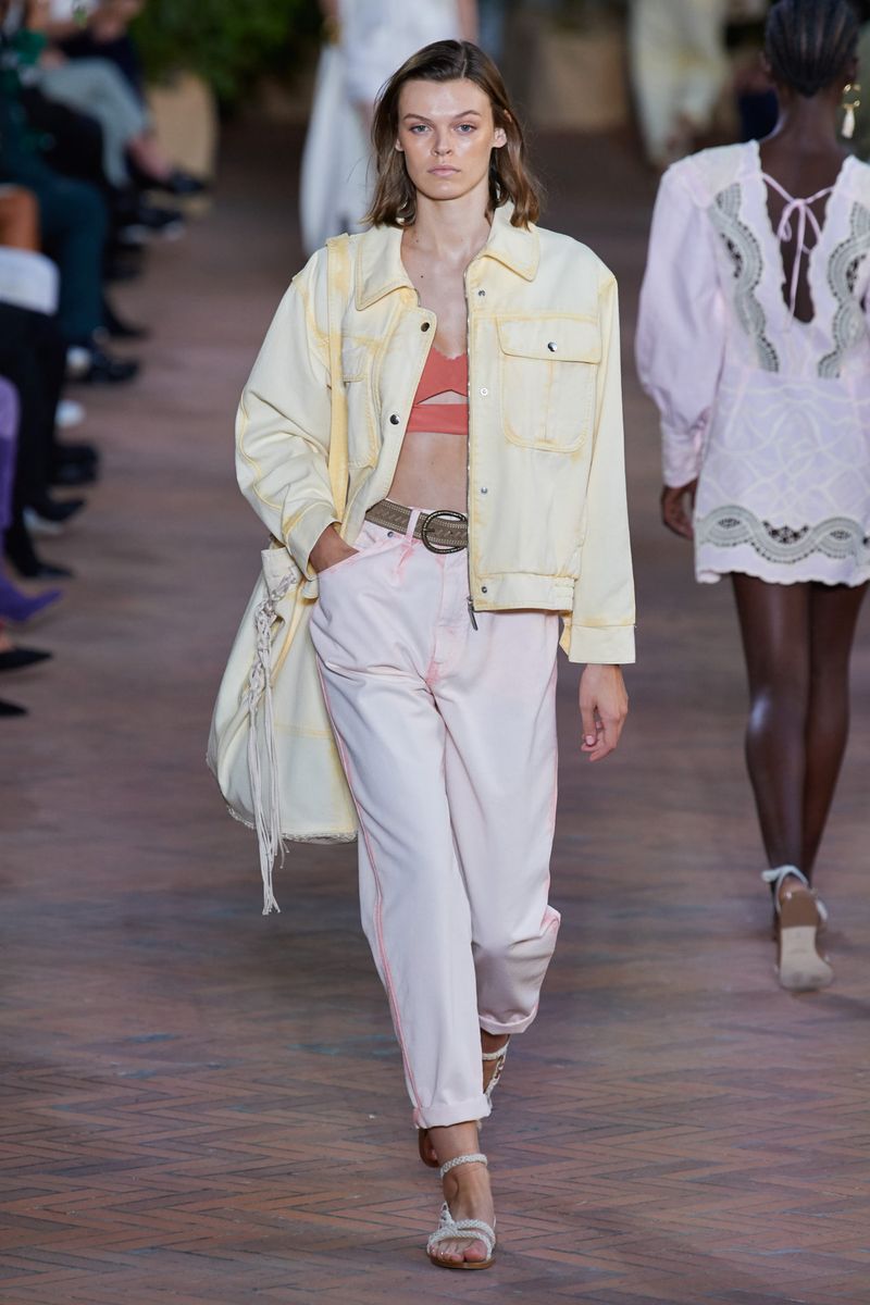 Модная джинсовая куртка на весну 2021 из коллекции Alberta Ferretti