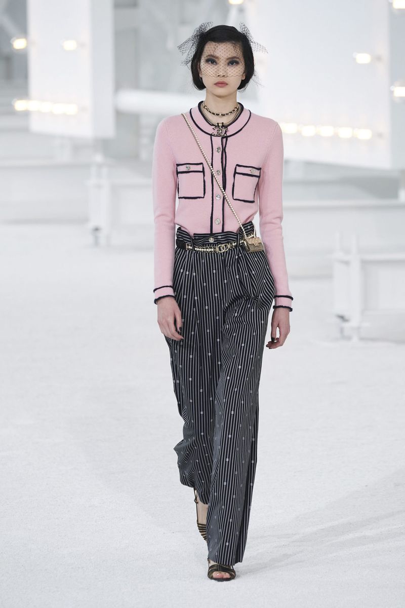 Модные брюки широкого кроя весна-лето 2021 из коллекции Chanel