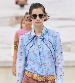 Модные блузки и рубашки: тенденции сезона весна-лето 2022