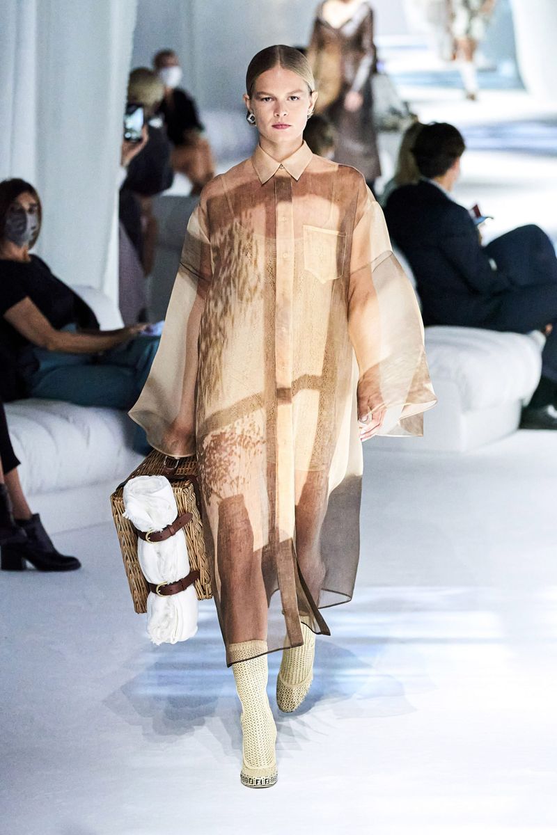 Модная блузка весна-лето 2021 из коллекции Fendi 