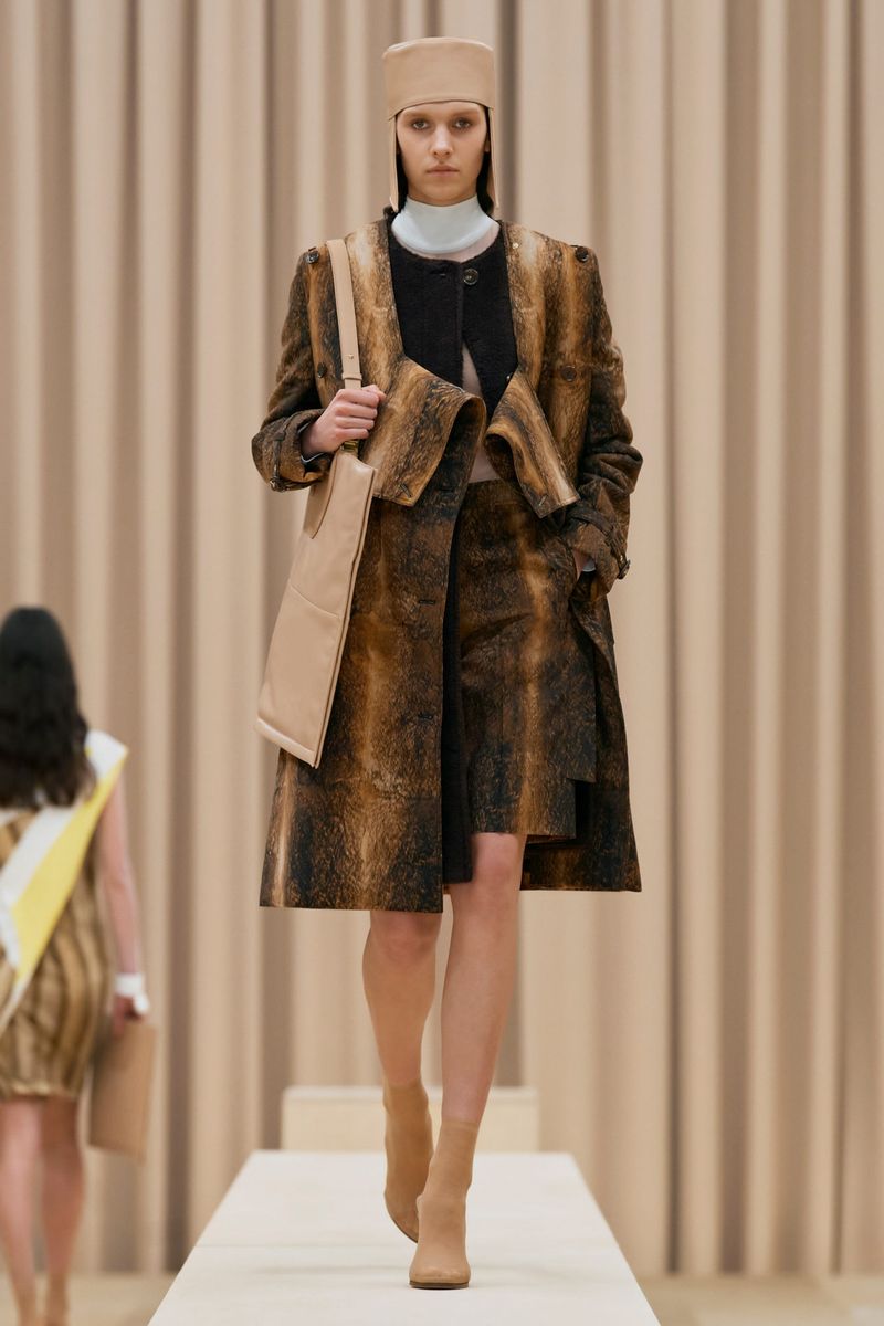 Модное пальто осень-зима 2021-2022 из коллекции Burberry