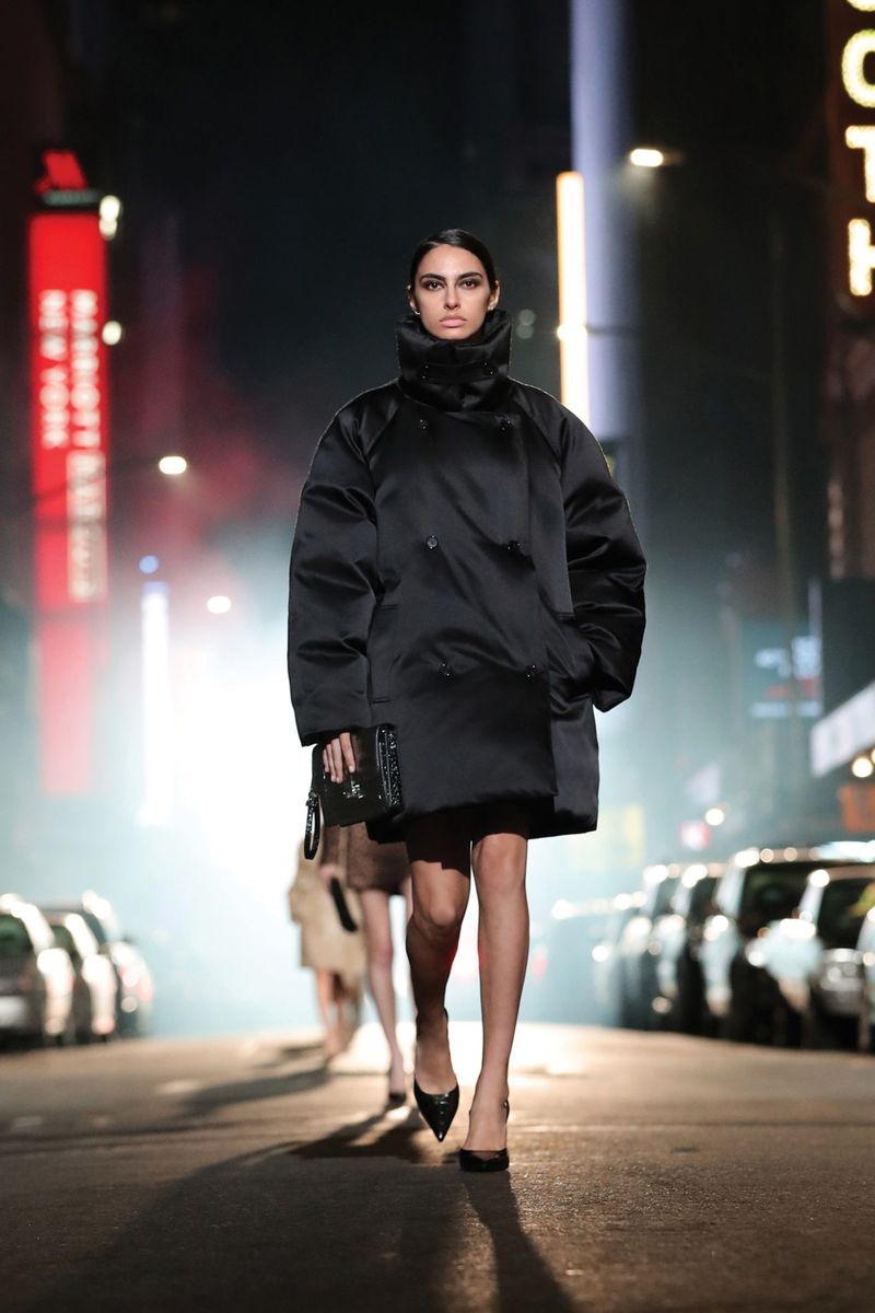 Модная куртка осень-зима 2021-2022 Michael Kors Collection