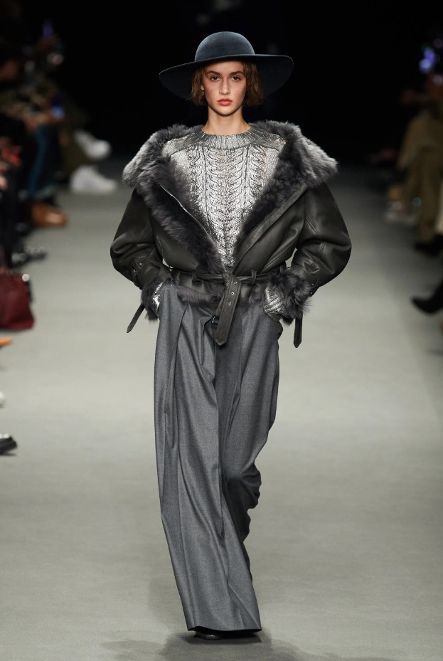 Тренд зима 2022-2023 – модная куртка-дубленка из коллекции Alberta Ferretti