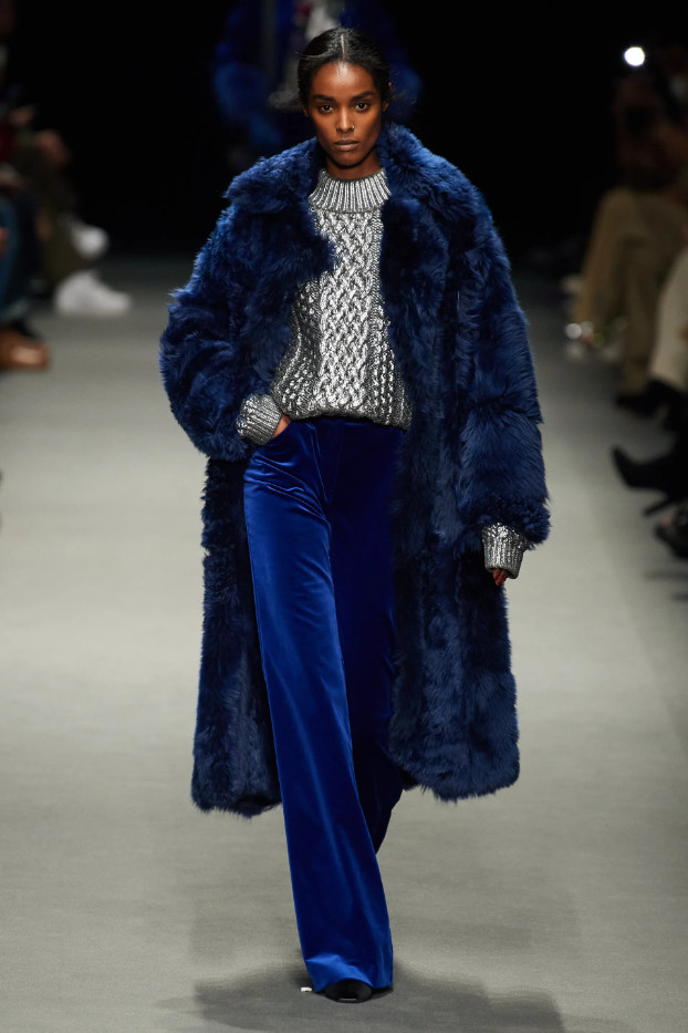 Тренд зима 2022-2023 – модные укороченные шубы из коллекции Alberta Ferretti