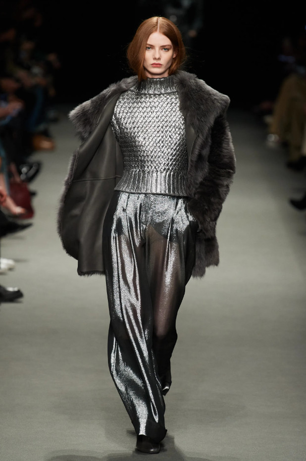 Модный цвет зимы 2022-2023 - серебро. Образ из коллекции Alberta Ferretti