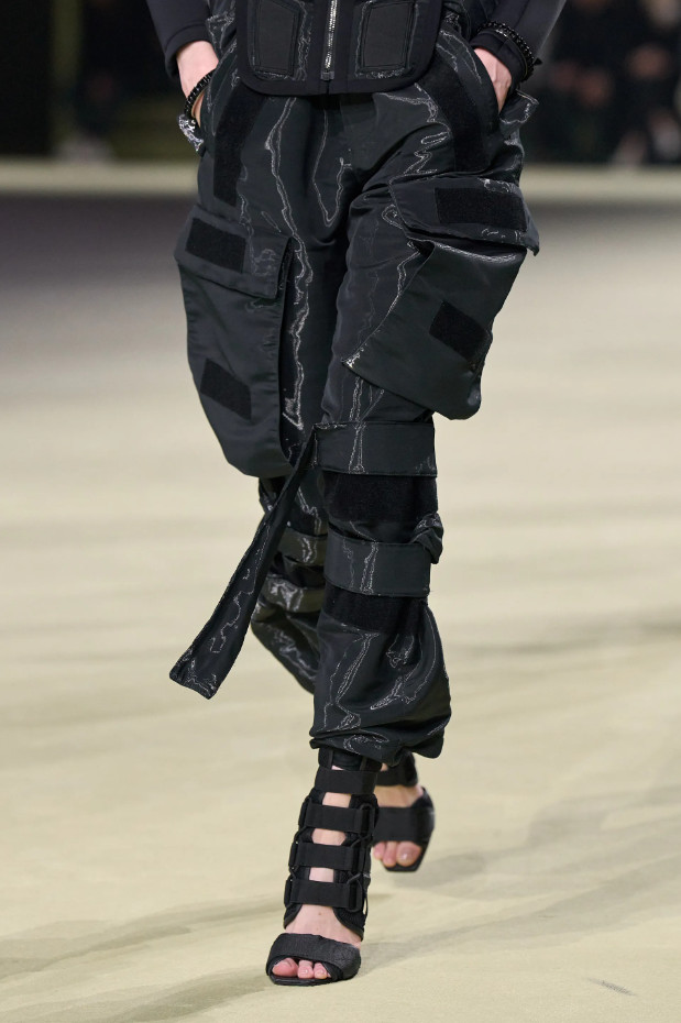 Модный тренд в одежде зима 2022-2023 - нейлон. Образ из новой коллекции Balmain